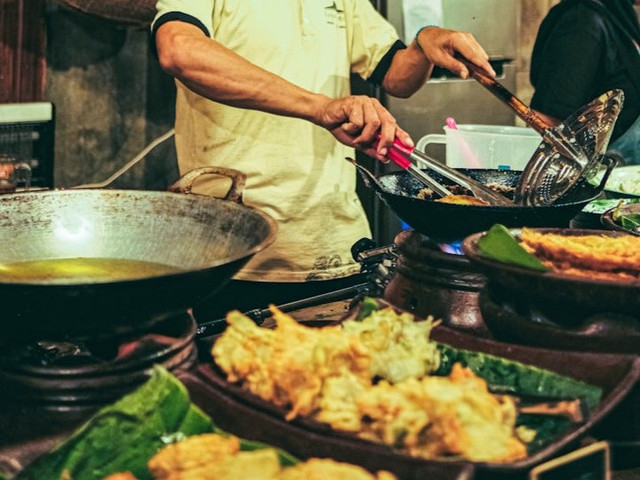 Campuran tepung agar bakwan renyah. Foto hanyalah ilustrasi bukan tempat sebenarnya. Sumber: Unsplash/Fairuz Naufal Zaki