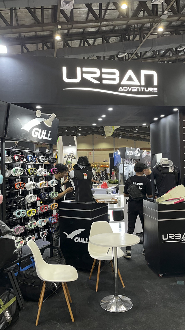 Alat-alat selam yang dipamerkan saat pameran DXI 2025 di Hall B JICC Senayan, Jakarta pada Jumat (2/5/2025). Foto: Gitario Vista Inasis/kumparan