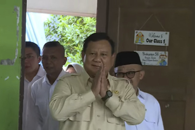 Presiden Prabowo Subianto menyapa para siswa setibanya untuk memperingati Hari Pendidikan Nasional 2025 di SDN Cimahpar 5, Bogor Utara, Jawa Barat, Jumat (2/5/2025). Foto: Youtube/Sekretariat Presiden