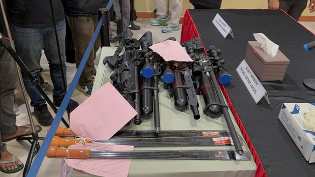 Barang bukti senapan angin dan senjata tajam dari tangan pelaku penyerangan di Kemang, Jakarta Selatan, Jumat (2/5). Foto: Abid Raihan/kumparan