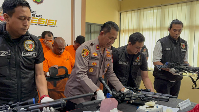 Polisi menunjukan barang bukti senapan angin dan senjata tajam dari tangan pelaku penyerangan di Kemang, Jakarta Selatan, Jumat (2/5). Foto: Abid Raihan/kumparan