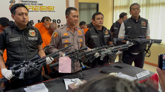 Polisi menunjukan barang bukti senapan angin dan senjata tajam dari tangan pelaku penyerangan di Kemang, Jakarta Selatan, Jumat (2/5). Foto: Abid Raihan/kumparan