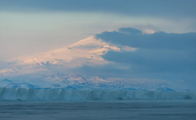 Gunung Erebus di Pulau Ross Antartika. Foto: Bart Figas/Shutterstock