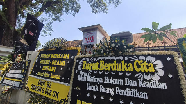 Sejumlah karangan bunga di depan SMAN 1 Bandung, Jawa Barat, Jumat (2/5/2025). Foto: Robby Bouceu/kumparan