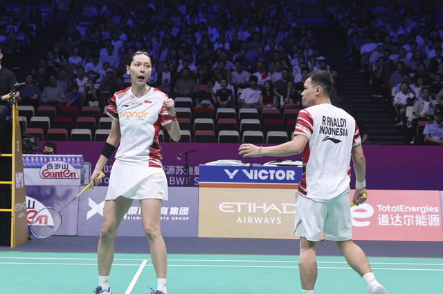 Rinov Rivaldy/Gloria Emanuelle Widjaja saat bertanding di Piala Sudirman 2025 yang digelar di Xiamen, China. Foto: Dok. PBSI