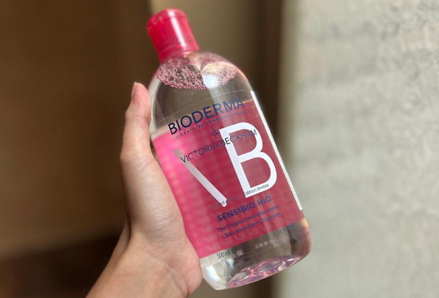 Bioderma Micellar Water Sensibio H2O Special Edition, berkolaborasi dengan desainer Inggris Victoria Beckham. Foto: Judith Aura/kumparan