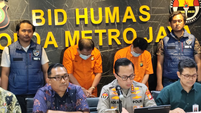 Polisi mengungkap kasus investasi bodong di Polda Metro Jaya, Jumat (2/5). Foto: Jonathan Devin/kumparan