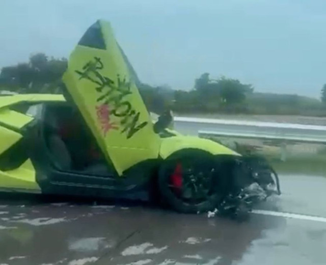 Lamborghini yang kecelakaan di di Tol Mojokerto-Jombang, Jumat (2/5/2025). Dok: Ist
