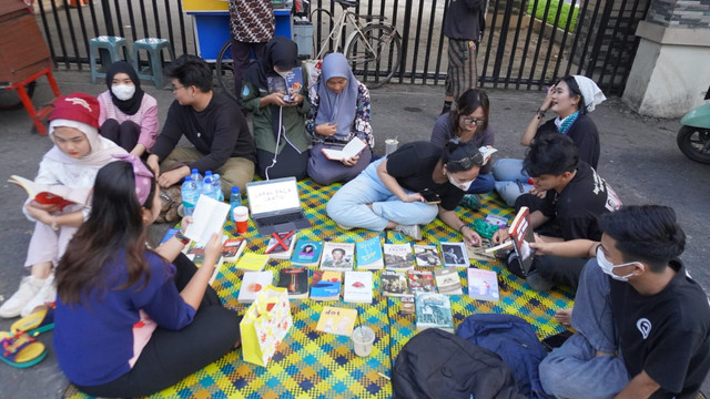 Aksi sejumlah pemuda dari komunitas Readsistance Palembang yang menggelar lapak buku gratis di depan Kantor DPRD Sumsel/Anyelir. 
