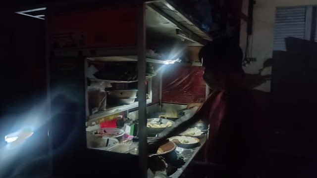 Warung makan di Bali yang terdampak blackout. Dok: Denita/kumparan
