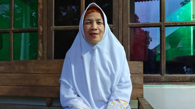 Keceriaan Siti Khopsah (59), tukang pijat asal Kabupaten Sleman yang akan menunaikan ibadah haji tahun ini, Jumat (2/5). Foto: Arfiansyah Panji Purnandaru/kumparan