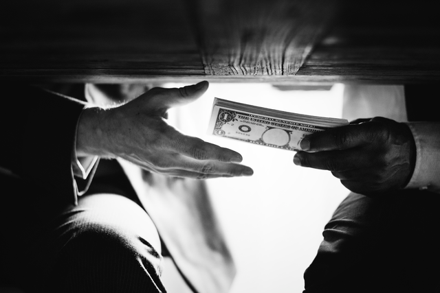 Sumber: https://www.freepik.com/free-photo/hands-passing-money-table-corruption-bribery_18642905.htm#fromView=search&page=1&position=0&uuid=3dadcccb-79ff-4a15-8d50-721abbdc68ab&query=korupsi 