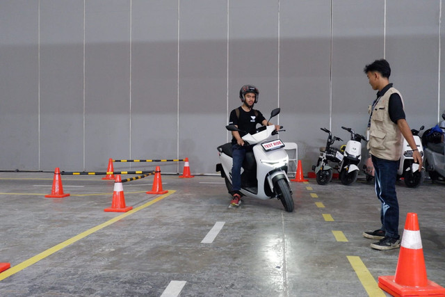 Suasana test drive motor listrik di PEVS 2025. Foto: Fitra Andrianto/kumparan