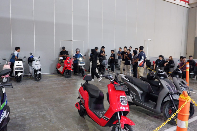 Suasana test drive motor listrik di PEVS 2025. Foto: Fitra Andrianto/kumparan