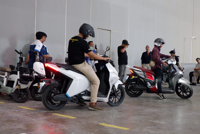 Suasana test drive motor listrik di PEVS 2025. Foto: Fitra Andrianto/kumparan