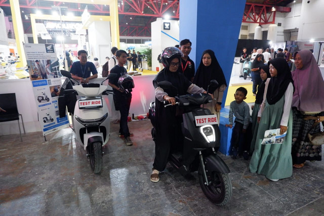 Suasana test drive motor listrik di PEVS 2025. Foto: Fitra Andrianto/kumparan