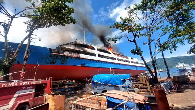 Kapal Uki Raya yang terbakar di Kota Bitung, Sulawesi Utara. (foto: istimewa)