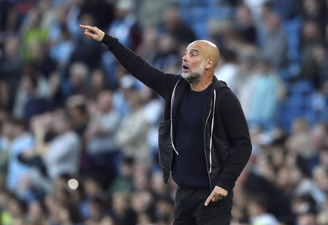 Pelatih Manchester City Pep Guardiola menyampaikan intruksi kepada pemainnya saat melawan Wolverhampton Wanderers pada pertandingan Liga Inggris di Stadion Etihad, Manchester, Inggris, Jumat (2/5/2025). Foto: Scott Heppell/REUTERS