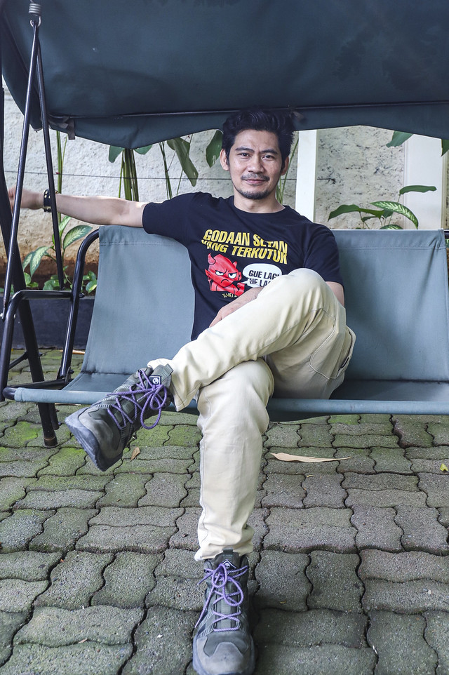 Pemeran film Godaan Setan yang Terkutuk Donny Alamsyah berpose saat berkunjung ke kantor kumparan di Pasar Minggu, Jakarta, Jumat (2/5/2025). Foto: Darryl Ramadhan/kumparan