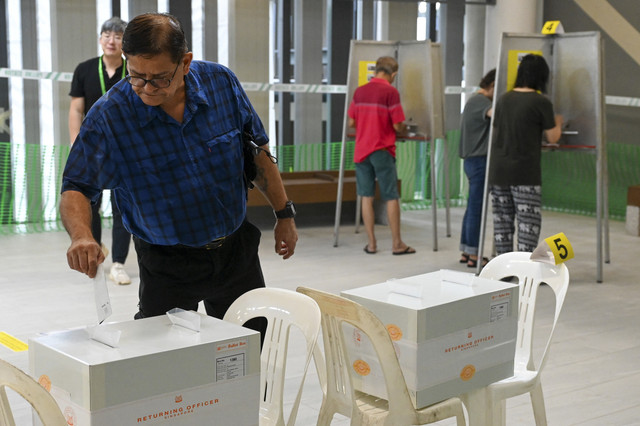 Sejumlah warga berada di bilik suara untuk mencoblos saat Pemilu Singapura di Singapura, Sabtu (3/5/2025). Foto: Roslan Rahman/AFP