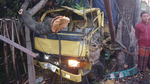 Kecelakaan lalu lintas di Jalan Raya Bojonegoro-Babat, turut Desa Mejuwet, Kecamatan Sumberrejo, Kabupaten Bojonegoro, Jawa Timur. Sabtu pagi (03/05/2025) (Aset: Istimewa)