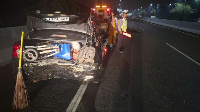 Insiden tabrak lari yang melibatkan mobil BYD Seal dengan mobil Chevrolet, di Jalan Tol Sudyatmo KM 22 arah Pluit, Sabtu (3/2/2025) dini hari. Foto: Dok. Ditlantas Polda Metro Jaya