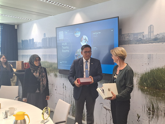 Wakil Menteri Pertanian Sudaryono (kedua dari kanan) saat bertemu peneliti di Wageningen University and Research (WUR) Belanda. Foto: Dok. Kementan