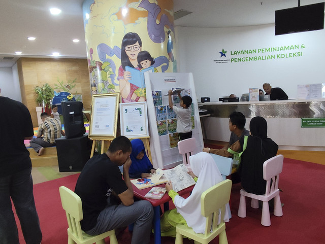 Suasana Perpusnas tampak ramai oleh pengunjung pada Minggu (4/5/2025). Foto: Alya Zahra/kumparan 