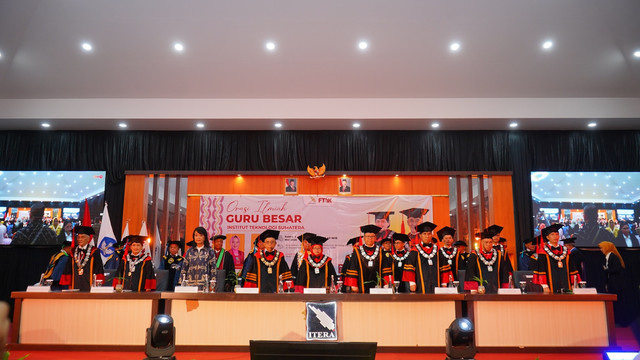 Pengukuhan guru besar Itera, di Aula Gedung Kuliah Umum (GKU) 2 Itera, pada Sabtu (3/5). | Foto: Humas Itera
