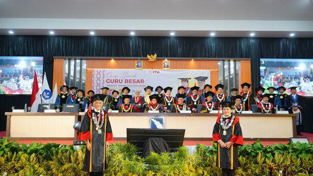 Dua guru besar Institut Teknologi Sumatera (Itera) yang di kukuhkan, pada Sabtu (3/5). | Foto: Humas Itera
