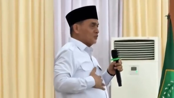Wakil Menteri Agama RI, Muhammad Syafi'i saat melepas Kloter 1 dari Provinsi Sumatera Utara (Sumut) menuju Tanah Suci di Madinah dan Makkah di Asrama Haji Embarkasi Medan, Jumat (2/5/2025). Foto: Instagram/ @romo.syafii
