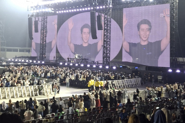 Bassist Day6 Young K menangis di konser Forever Young Jakarta, Sabtu (3/5/2025). Foto: Nabila Ulfa/kumparan