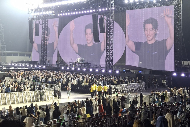 Bassist Day6 Young K menangis di konser Forever Young Jakarta, Sabtu (3/5/2025). Foto: Nabila Ulfa/kumparan