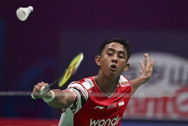 Pebulu tangkis tunggal putra Indonesia Alwi Farhan melakukan pukulan balik dalam pertandingan semifinal tunggal putra di kejuaraan bulu tangkis Piala Sudirman di Xiamen, China, Sabtu (3/5/2025). Foto: Adek Berry/AFP