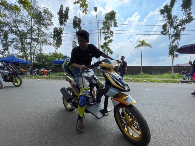 Rahmat Aditya Saputra (14) Pria asal Pontianak sedang mengetes motornya sebelum melakukan Race di SSA. Foto : Rabiansyah/Hi!Pontianak.