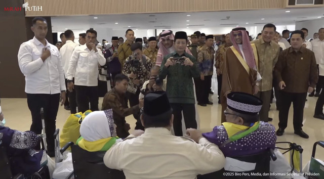 Menag Nasaruddin Umar, mengambil foto untuk Prabowo Subianto bersama jemaah haji saat peresmian Terminal Khusus Haji dan Umrah 2F Bandara Internasional Soekarno-Hatta, Minggu (4/5/2025).
 Foto: YouTube/Sekretariat Presiden