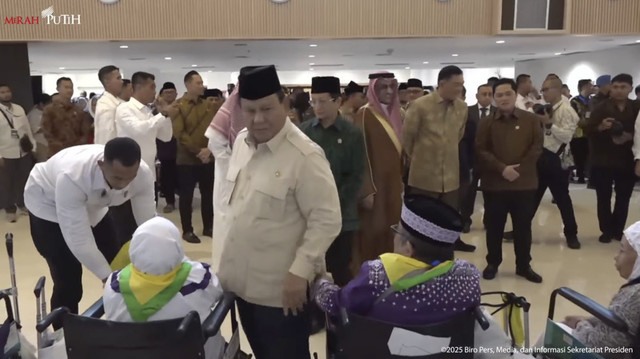 Momen Prabowo salami dan foto bareng jemaah haji saat peresmian Terminal Khusus Haji dan Umrah 2F Bandara Internasional Soekarno-Hatta, Minggu (4/5/2025).
 Foto: YouTube/Sekretariat Presiden
