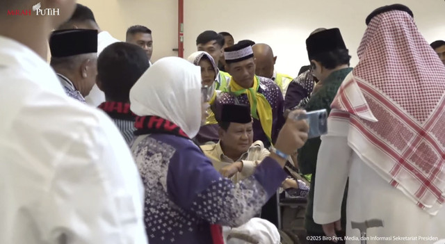 Momen Prabowo salami dan foto bareng jemaah haji saat peresmian Terminal Khusus Haji dan Umrah 2F Bandara Internasional Soekarno-Hatta, Minggu (4/5/2025). Foto: YouTube/Sekretariat Presiden