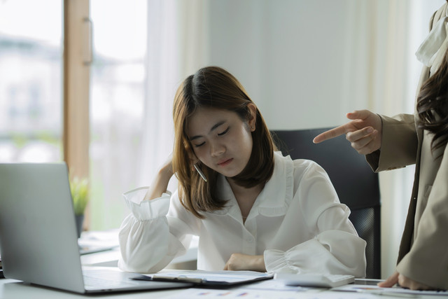 Ilustrasi 6 Tipe People Pleaser Menurut Psikolog dan Cara Agar Berhenti dari Kebiasaan Ini. Foto: CrizzyStudio/Shutterstock