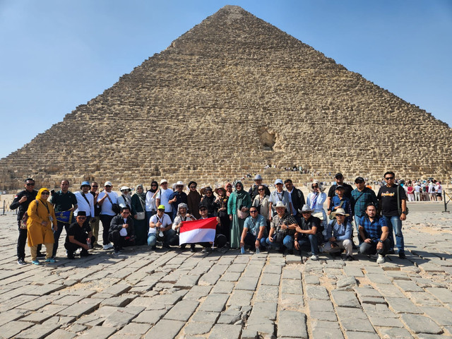 Rombongan KKL/Kandidat Doktor PDIH Unissula Semarang berfoto di Piramida, salah satu keajaiban dunia di Giza, Mesir. (foto: Abdul Malik Syafi'i)