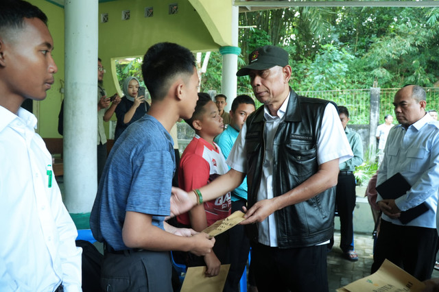 Wakil Menteri Sosial Agus Jabo Priyono didampingi Bupati Magelang Grengseng Pamuji menemui santri yang menjadi korban luka dan ahli waris korban meninggal akibat bencana alam longsor di Pondok Modern Darussalam Gontor Putra Kampus 5. Foto: Kemensos RI