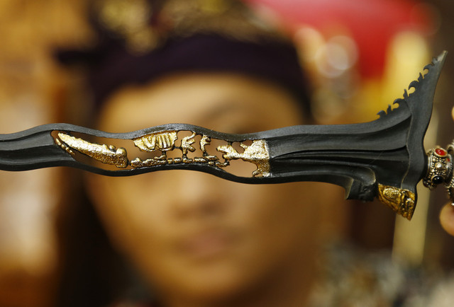 Firman dan koleksi keris kesayangannya terukir IKN dan gambar Prabowo Subianto di bagian hitam bawah. (Foto dan naskah : Dipta Wahyu / Basra)