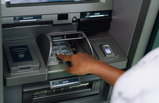 Ilustrasi cara ambil uang di ATM. Sumber: Unsplash/Ali Mkumbwa