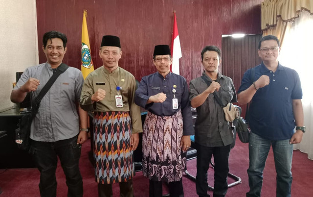 Foto bersama Sekda Mempawah dan PWI Kalbar. Foto: Muhammad Zain/Hi!Pontianak