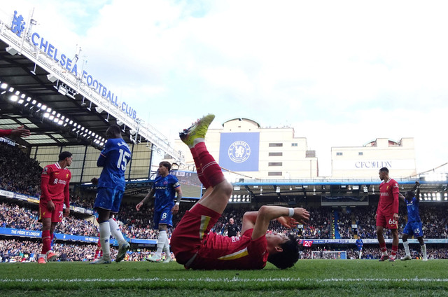 Ekspresi Wataru Endo saat Chelsea vs Liverpool dalam laga pekan ke-35 Liga Inggris 2024/25 di Stadion Stamford Bridge, London, pada Minggu (5/5). Foto: Action Images via Reuters/John Sibley