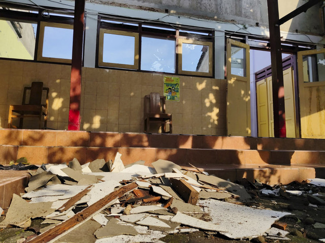 Atap ruang kelas 6 SDN Kledokan, Caturtunggal, Kapanewon Depok, Kabupaten Sleman runtuh, Senin (5/5/2025). Foto: Arfiansyah Panji Purnandaru/kumparan