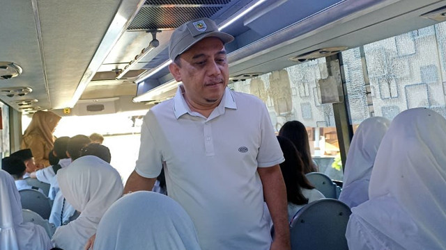 Bupati Bolaang Mongondow (Bolmong), Yusra Alhabsyi, meninjau langsung pelayanan bus sekolah yang mulai dioperasikan Senin (5/5). Bupati naik di bus tersebut dan mengantar para siswa hingga ke depan sekolah.