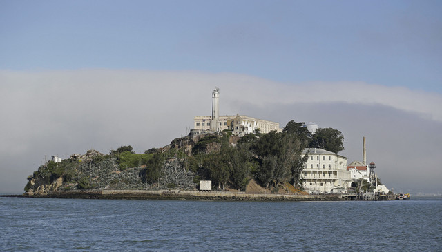Kabut masih menyelimuti Pulau Alcatraz, di San Francisco (1/7/2015). Foto: Eric Risberg/AP Photo