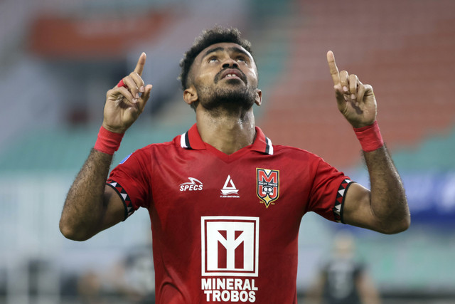 Pesepak bola Malut United Yakob Sayuri berselebrasi setelah mencetak gol ke gawang Dewa United dalam lanjutan BRI Liga 1 di Stadion Pakansari, Kabupaten Bogor, Jawa Barat, Jumat (25/4/2025). Foto: Yulius Satria Wijaya/ANTARA FOTO