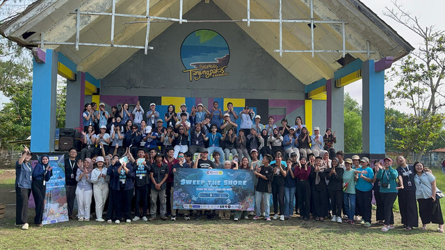 `Mahasiswa President University bersama relawan berfoto sesaat setelah kegiatan bersih-bersih di Pantai Tanjung Pakis, Karawang, Sabtu (3/5/2025). Foto: Dokumentasi.
